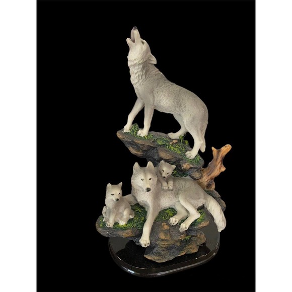 DWK World Of Wonders Wolf Pack & Cubs Figurine Statue On Wooden Base. - Picture 3 of 5